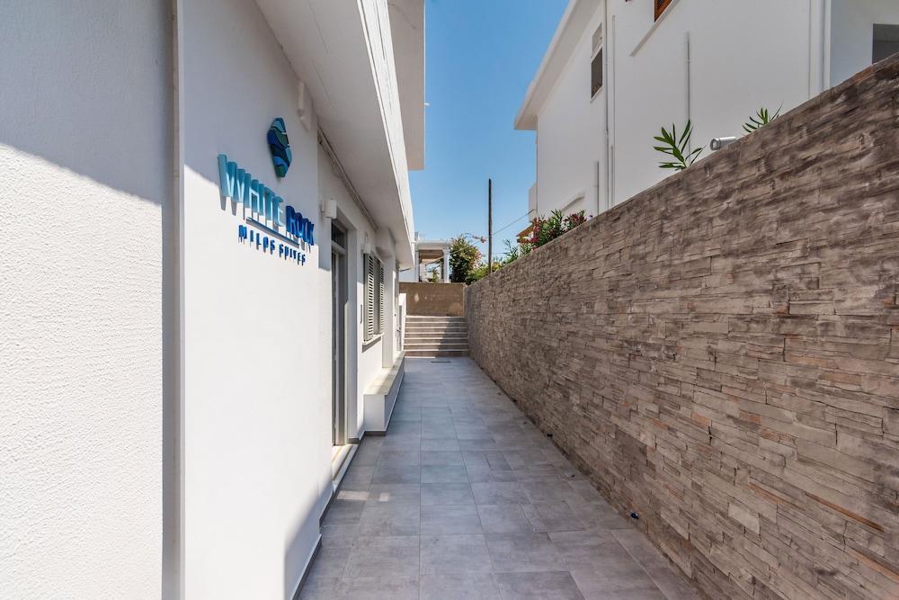 White Rock Milos Suites Adamantas  Esterno foto